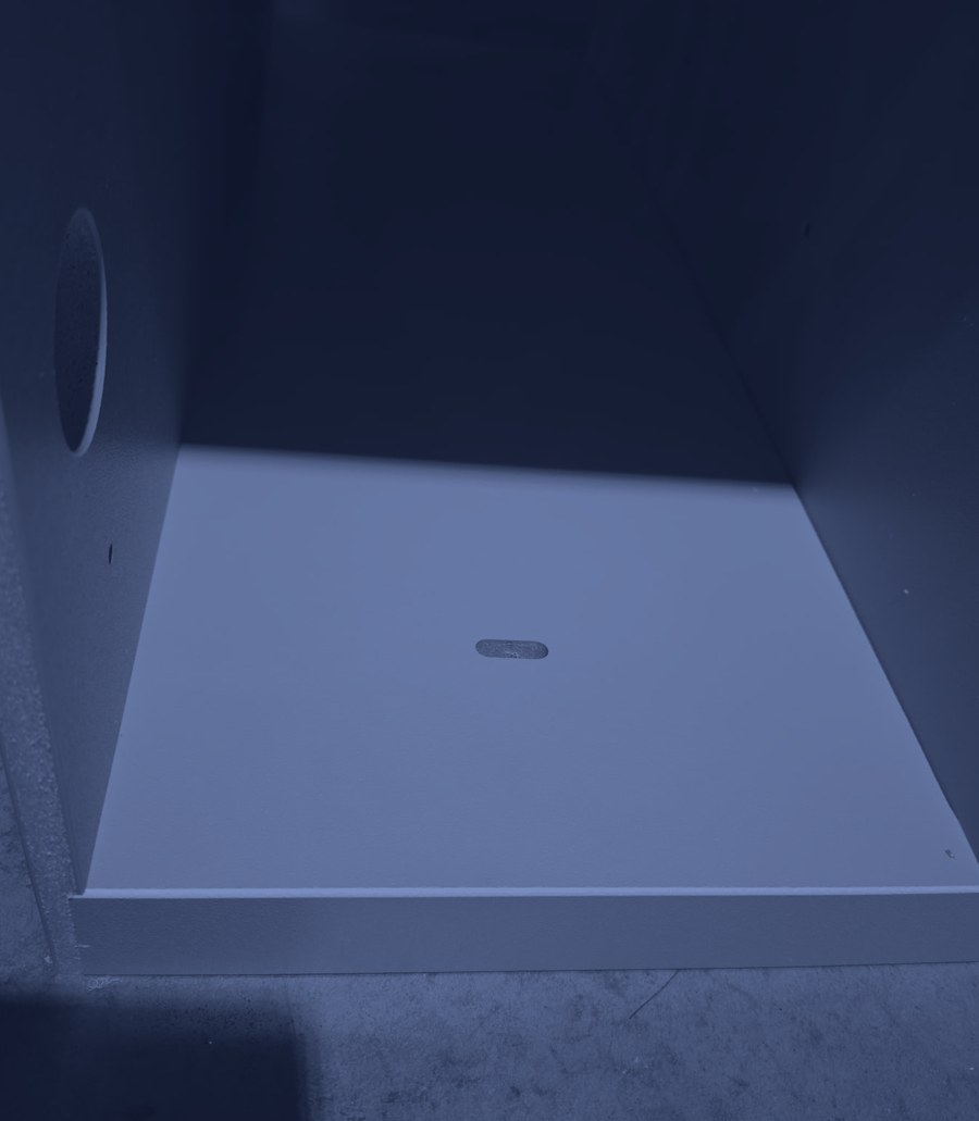 Trou de fixation prévu sur une tablette basse d'une Trottibox