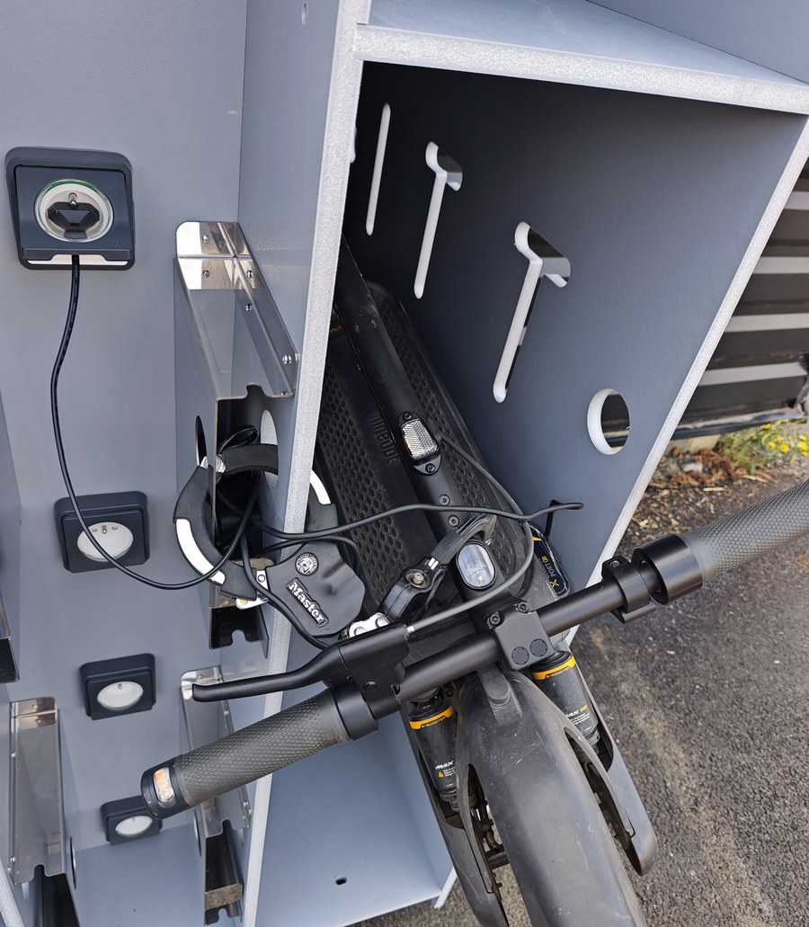 Trottinette sécurisée et branchée en recharge dans une Trottibox Max6 Power