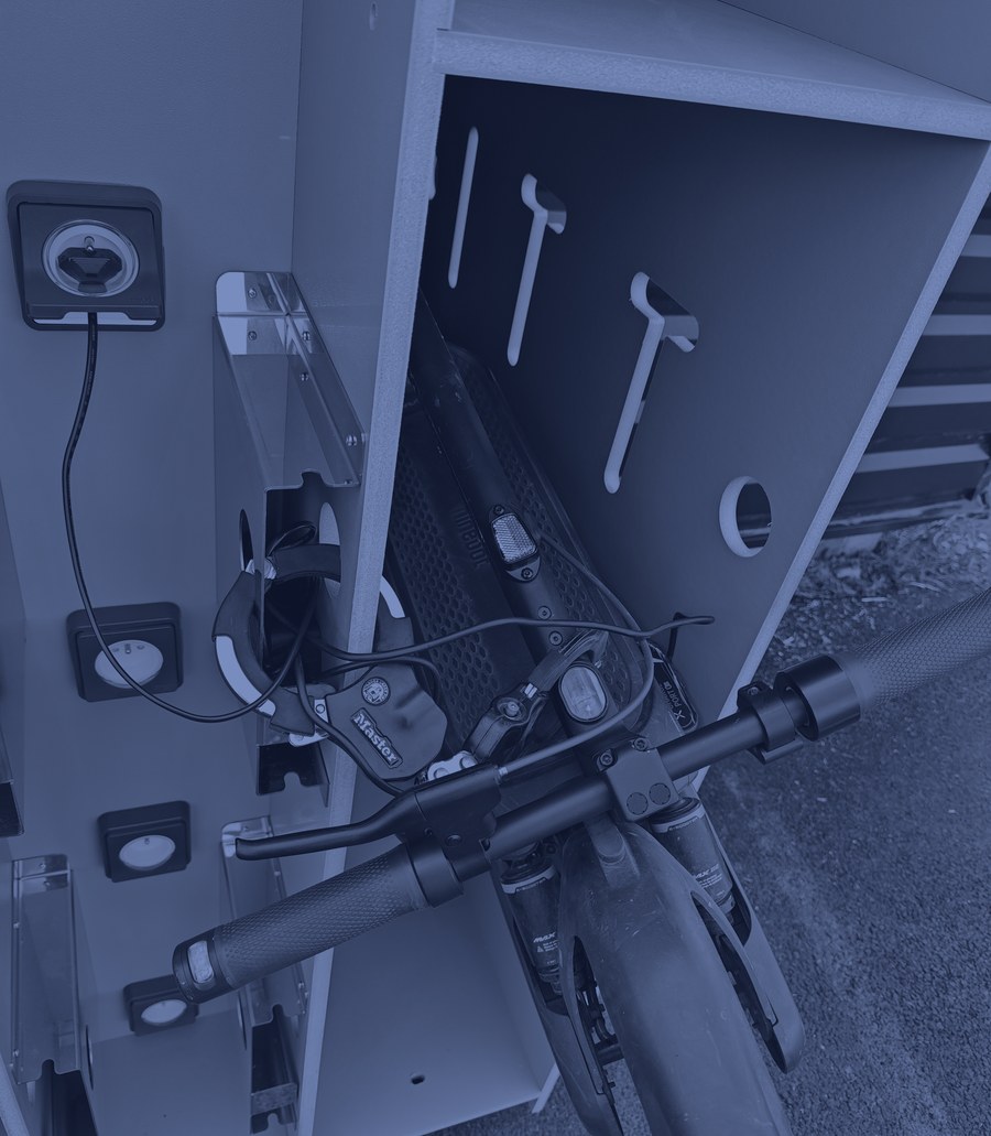 Prise 220V de recharge dans une Trottibox Max6 Power