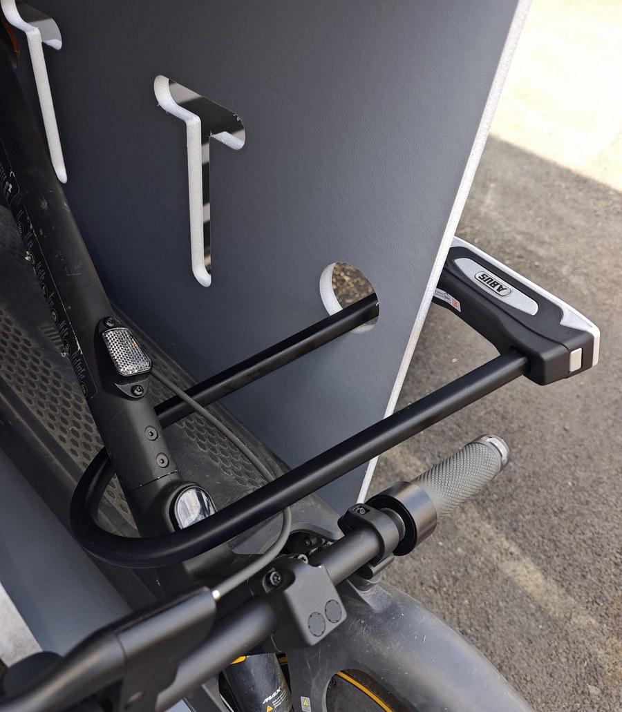 Trottinette sécurisée par un antivol en U dans une Trottibox Max9