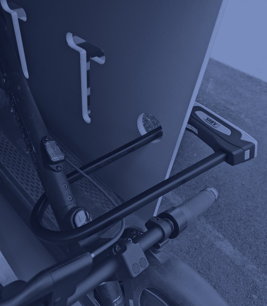 Trottinette sécurisée par un antivol en U dans une Trottibox