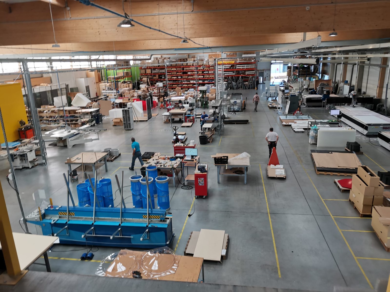 Vue intérieure d'une des usines Trottibox, atelier de production et de conditionnement